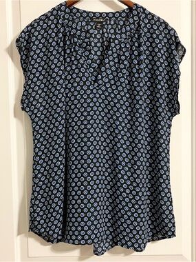 Roz & Ali Woman Plus Size 1X Blouse blue and white pattern black background